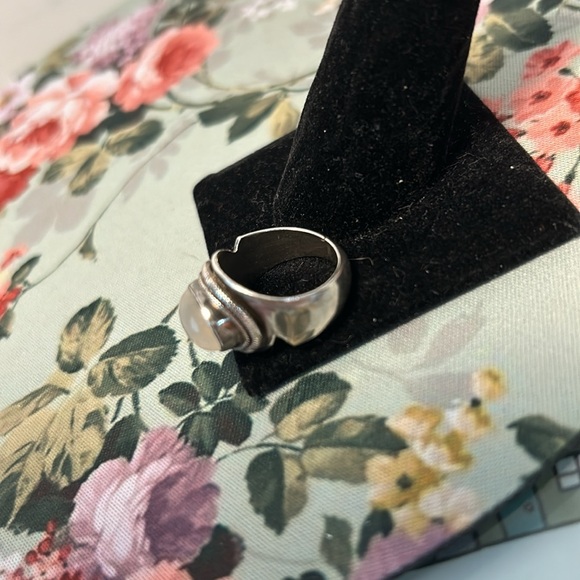 Size 5.5 Moonstone and Silver Ring - Picture 2 of 3